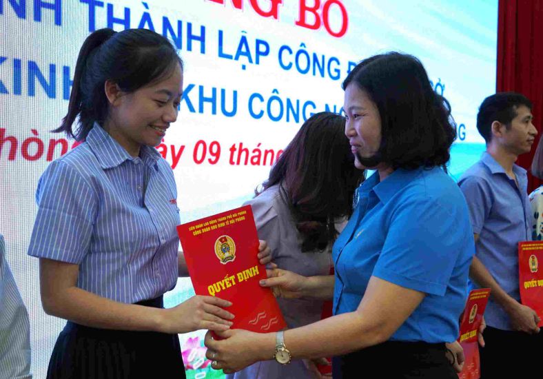 Công đoàn Khu kinh tế Hải Phòng trao quyết định thành lập 31 công đoàn cơ sở. Ảnh: Mai Dung