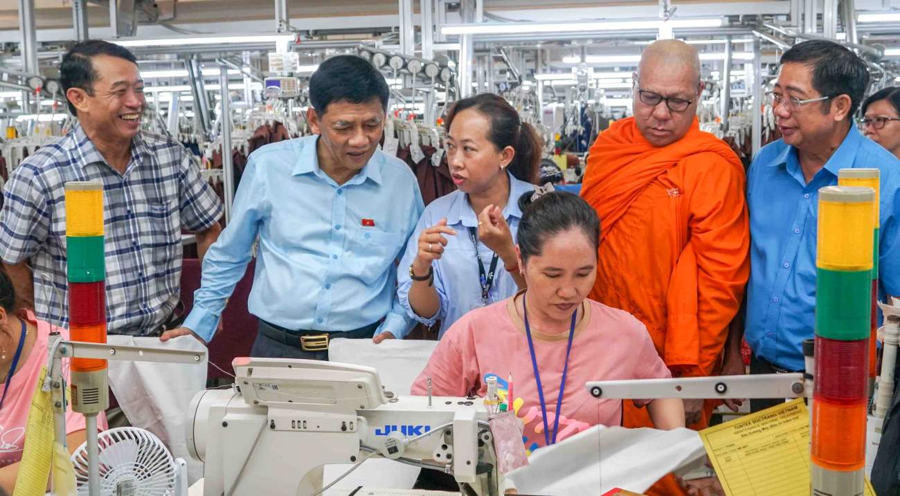 Lãnh đạo tỉnh Sóc Trăng thăm, động viên tinh thần làm việc của công nhân lao động Công ty TNHH Tuntex Sóc Trăng. Ảnh: Phương Anh