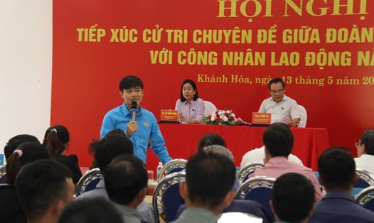 Tiếp xúc cử tri công nhân lao động Khánh Hòa. Ảnh: P.Linh