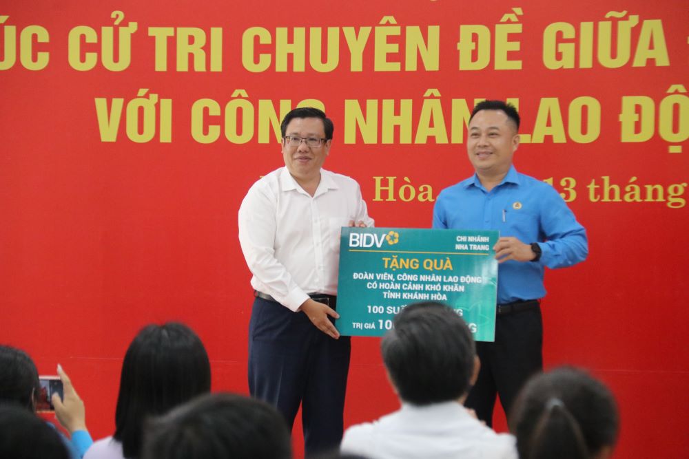 CĐ Ngân hàng BIDV CN Nha Trang đồng hành cùng Công đoàn hỗ trợ CNLĐ khó khăn. Ảnh: P.Linh.