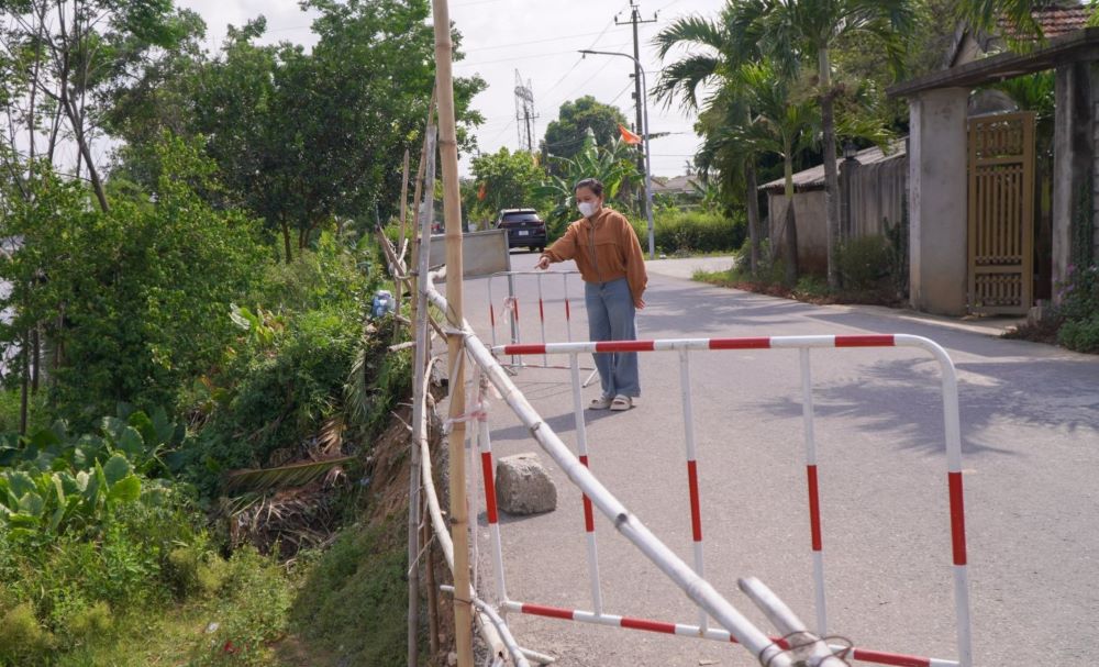 Sạt lở sát đường giao thông, cách nhà dân chỉ mấy mét. Ảnh: Hưng Thơ.