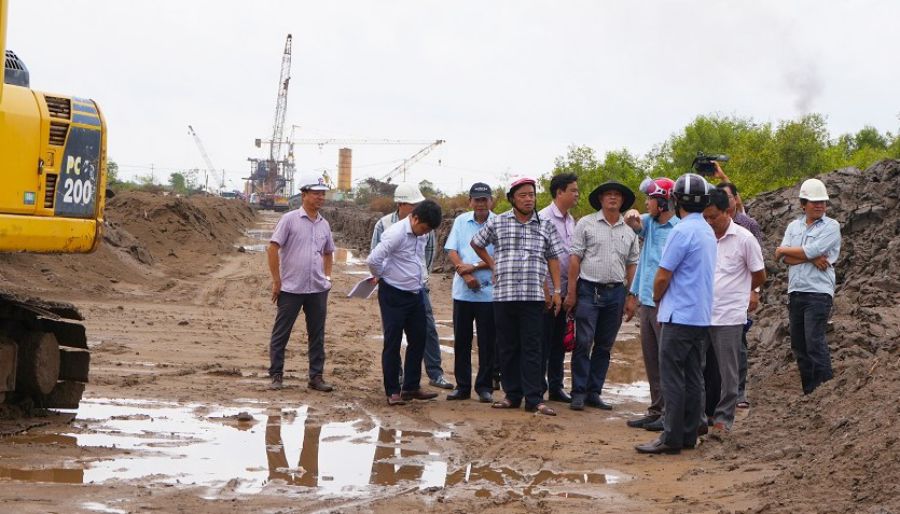 Chủ tịch UBND tỉnh Cà Mau Huỳnh Quốc Việt kiểm tra tuyến đường dẫn lên cầu Gành Hào nối hai tỉnh Bạc Liêu và Cà Mau. Ảnh: NHẬT HỒ