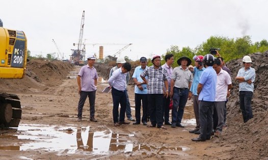 Chủ tịch UBND tỉnh Cà Mau Huỳnh Quốc Việt kiểm tra tuyến đường dẫn lên cầu Gành Hào nối hai tỉnh Bạc Liêu và Cà Mau. Ảnh: NHẬT HỒ