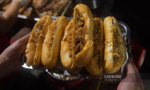 Những chiếc bánh mì pate cùng hành phi giòn rụm thơm ngon. Ảnh: Lương Hà