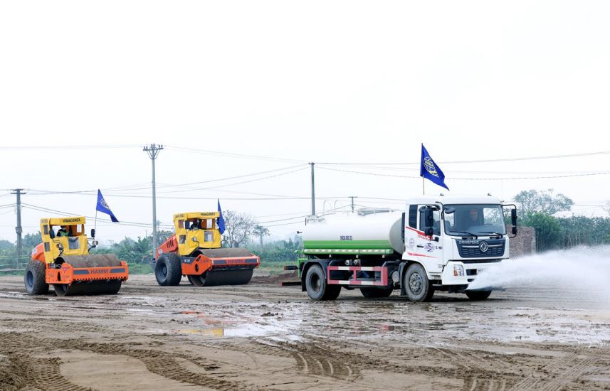Các đơn vị thi công xây dựng tuyến đường Vành đai 4 - Vùng Thủ đô Hà Nội trên địa bàn huyện Hoài Đức. Ảnh: Phạm Đông