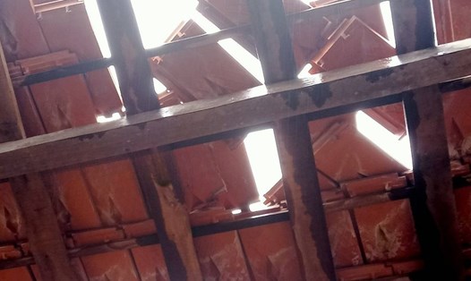 Hàng chục ngôi nhà bị tốc mái tại Quảng Ninh. Ảnh: Đoàn Hưng