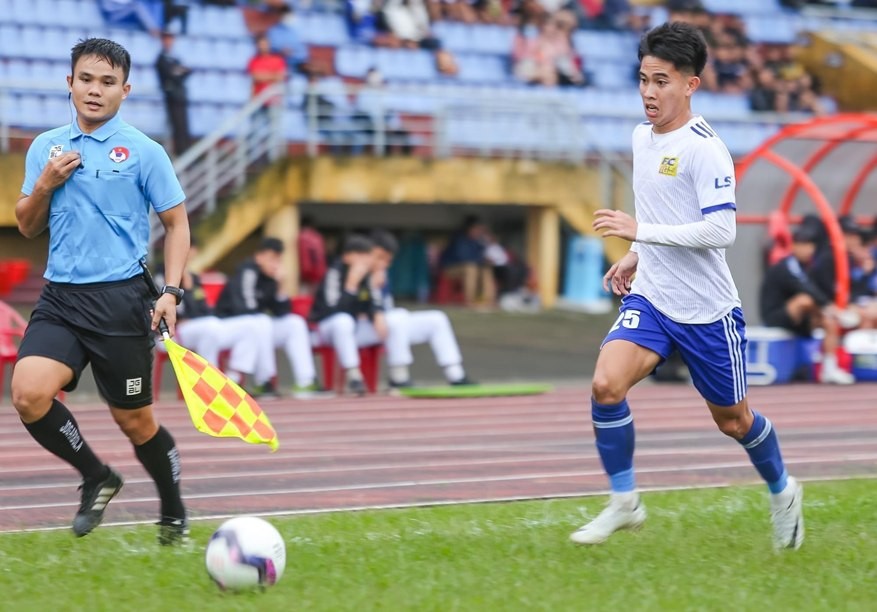 Trần Văn Bun trong màu áo câu lạc bộ Huế. Ảnh: Huế FC