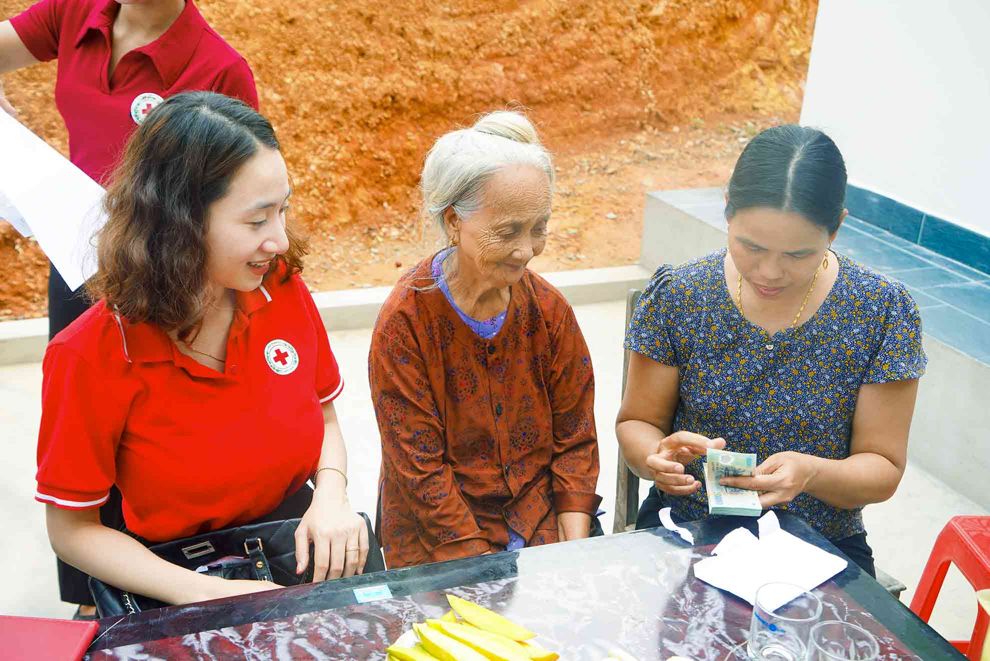 Trao 50 triệu đồng cho bà Nguyễn Thị Thảo xóm 5, xã Hồng Sơn. Ảnh: Duy Chương.