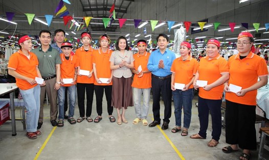 Người lao động ở tỉnh Quảng Bình nhận quà trong "Tháng Công nhân" năm 2024. Ảnh: Công Sáng