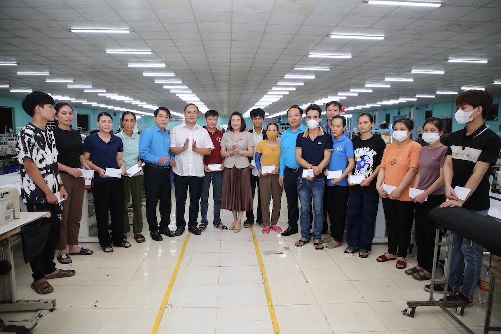 https://media-cdn-v2.laodong.vn/storage/newsportal/2024/5/13/1339625/Trao-Qua-3-Compresse.jpeg
