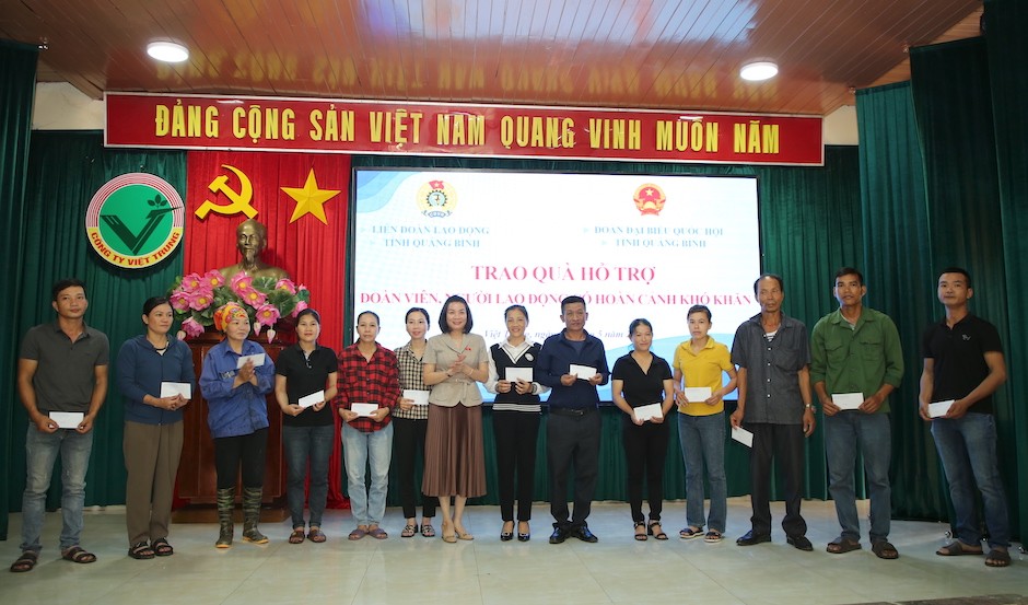 https://media-cdn-v2.laodong.vn/storage/newsportal/2024/5/13/1339625/Trao-Qua-4-Compresse.jpeg