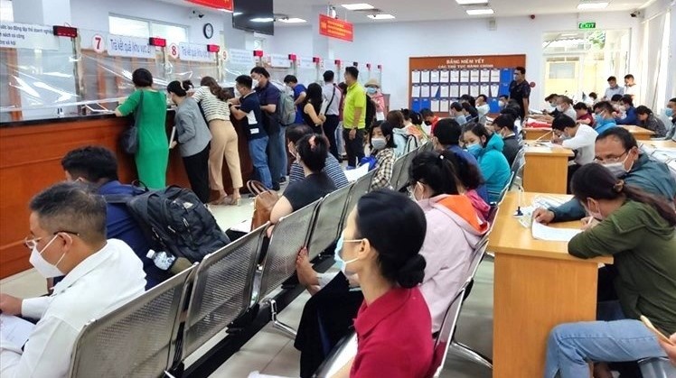 Người dân tại TPHCM đi làm thủ tục hành chính. Ảnh: Minh Quân