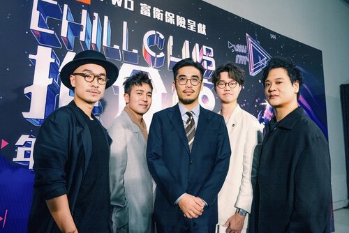 Vũ. và nhóm nhạc Dear Jane. Ảnh: NVCC