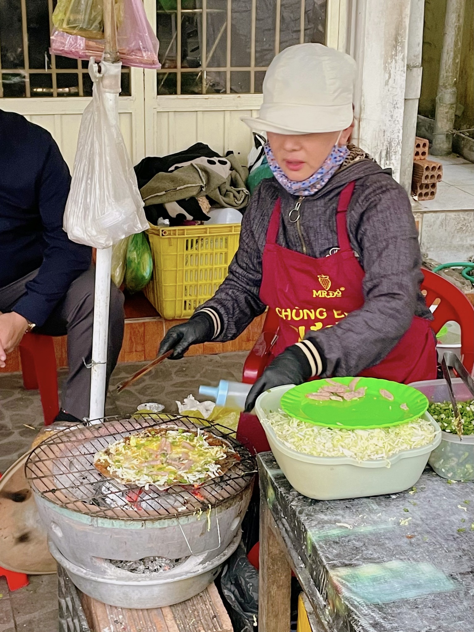 Chủ quán nhanh tay nướng bánh. Ảnh: La cà phê