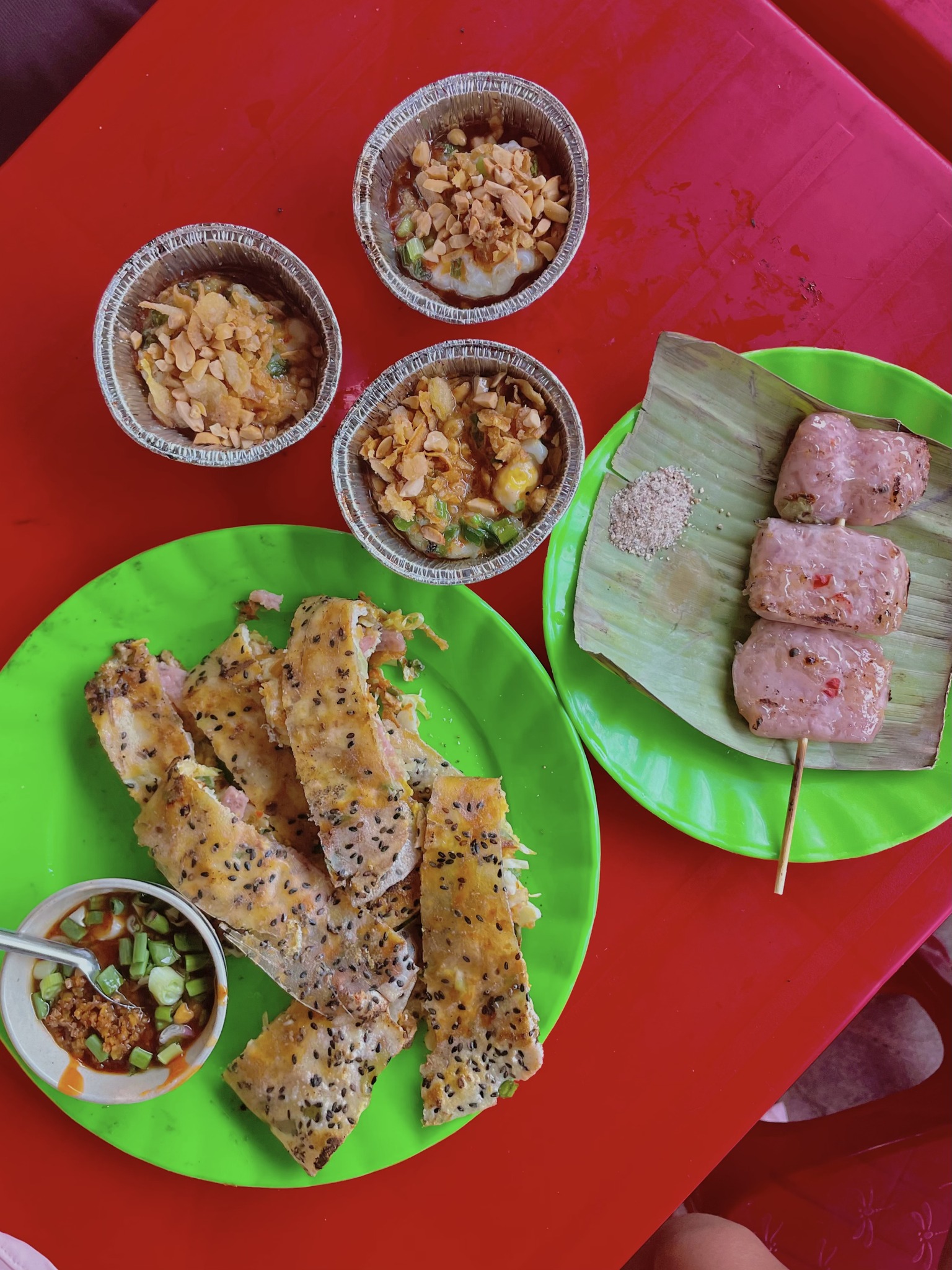 Bánh tráng mắm ruốc được cắt thành miếng vừa ăn, có thể chấm thêm với mắm ruốc bên ngoài. Ảnh: La cà phê