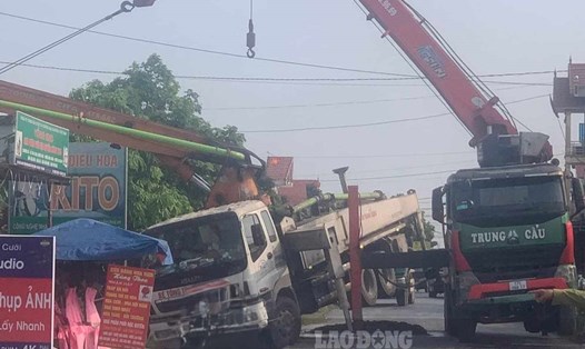 Ngày 23.4 vừa qua, xe chở bêtông của Công ty Tín Thành Hưng cũng đã bị sập khi đang đổ bêtông tại huyện Thái Thụy, tỉnh Thái Bình. Ảnh: Người dân cung cấp