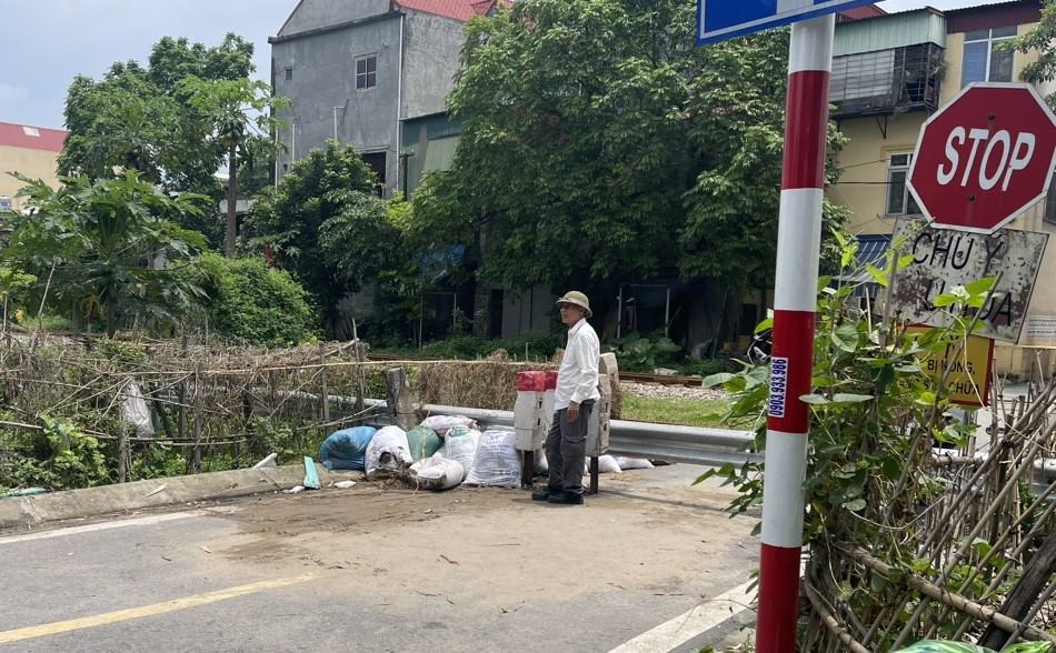 Cơ quan chức năng đã cho tháo bỏ hoàn toàn các vật dụng làm "cầu" băng qua rào chắn lối đi tự mở. Ảnh: Chính quyền cung cấp