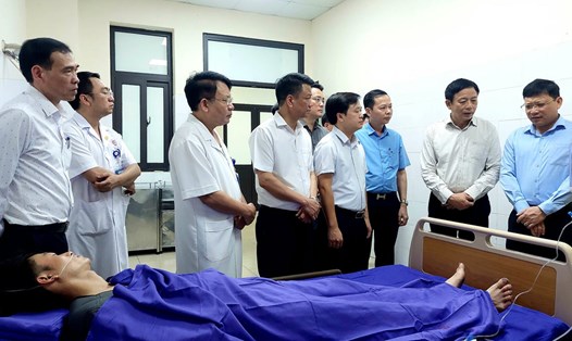 Lãnh đạo UBND tỉnh Quảng Ninh và các đoàn thể thăm hỏi hỗ trợ công nhân Lý A Chìa. Ảnh: Đoàn Hưng
