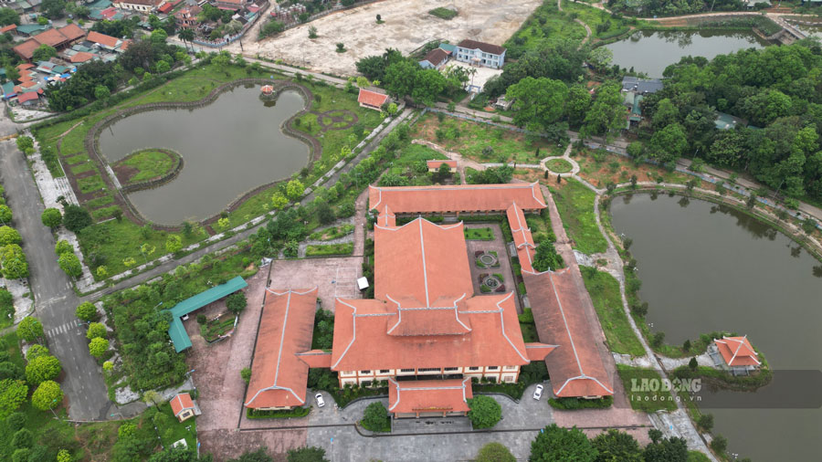 Khu nhà làm việc, các trục đường hành lễ và quảng trường do Tập đoàn Phúc Sơn thi công.