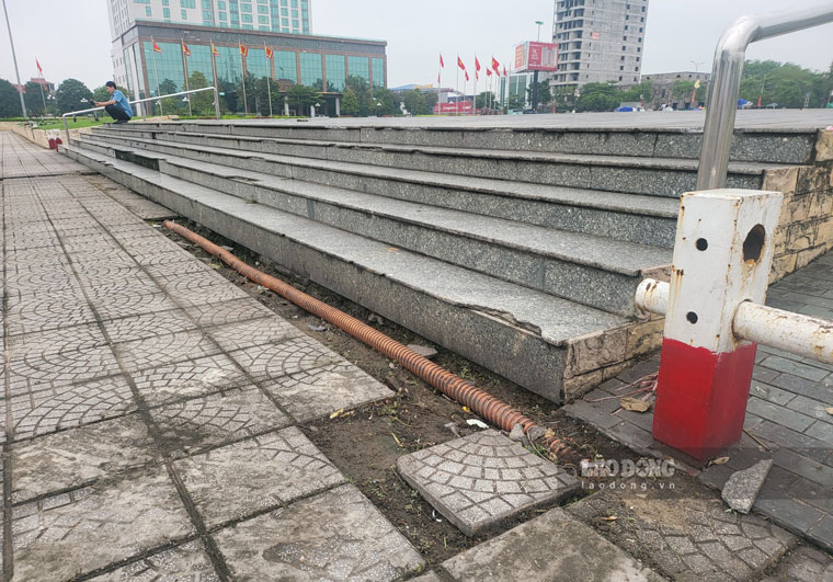 Quảng trường đang có dấu hiệu xuống cấp, nền đá bị nứt vỡ, đá ốp lát bậc thang, khuôn viên vườn hoa bị bong tróc, hạng mục chiếu sáng bị đổ gãy….