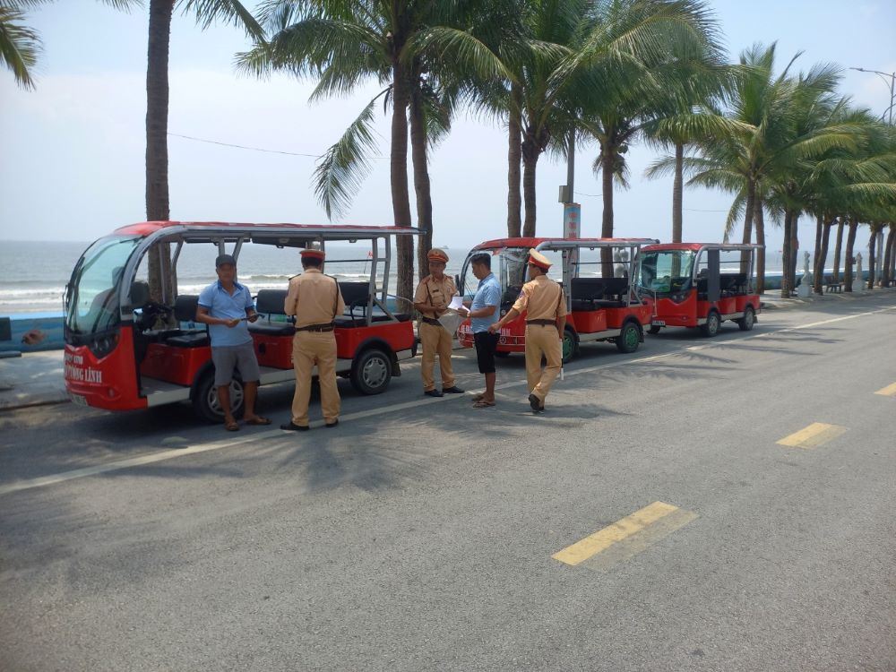 Lực lượng CSGT Công an huyện Hoằng Hóa, tỉnh Thanh Hóa tăng cường công tác kiểm tra, phát hiện và xử lý các trường hợp xe điện 4 bánh vi phạm. Ảnh: Minh Hoàng