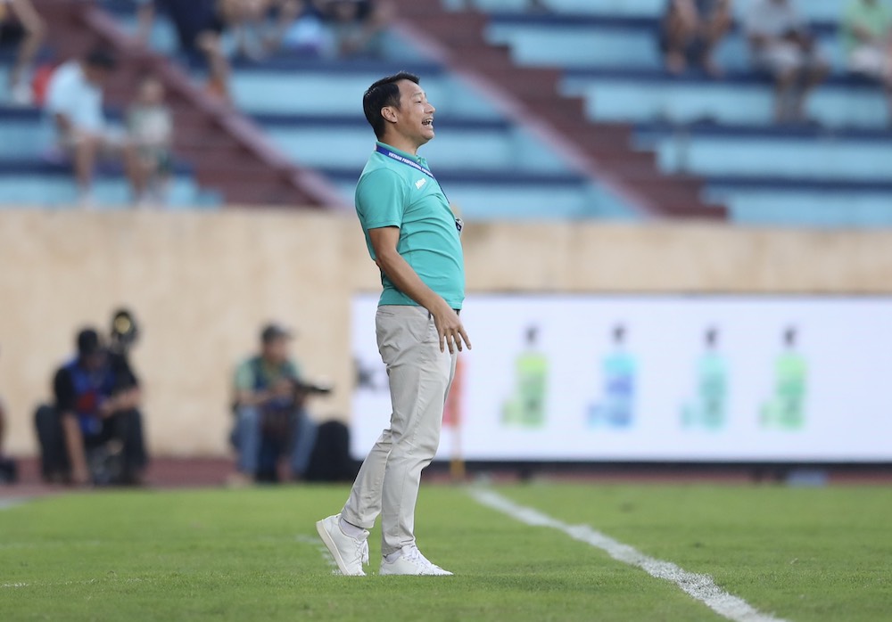 Huấn luyện viên Vũ Hồng Việt mang đến sự mới mẻ cho đội bóng thành Nam. Ảnh: NĐFC