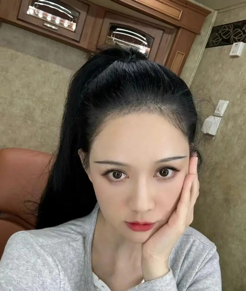 Trên trang cá nhân, Trần Kiều Ân khiến công chúng ngưỡng mộ khi khoe những hình ảnh với nước da trắng sáng, đẹp không tì vết dù đã ở tuổi 45. Ảnh: Weibo