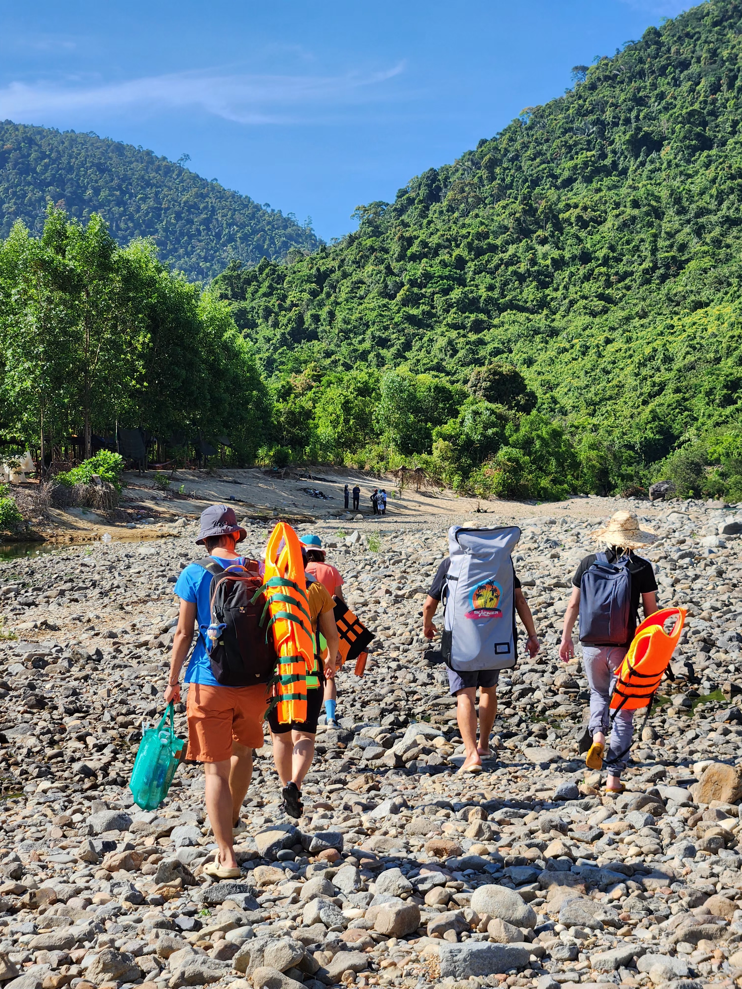 Hoàng Minh Đức hiện là nhiếp ảnh gia tự do sống tại Phú Yên, cùng bạn bè mình có chuyến khám phá Vực Phun đầu tháng 5. Bạn trẻ gốc Hà Nội này chia sẻ đã 3 năm liên tiếp về Phú Yên và quyết định chuyến đến sống một thời gian. “Ấn tượng đầu tiên là Phú Yên nhiều cảnh đẹp, đối với người miền Bắc nói chung và cá nhân là người Hà Nội thì biển miền Trung có màu xanh rất trong và đẹp. Ngoài ra Phú Yên còn khá hoang sơ, nhiều điều thú vị để khám phá. Sự kết nối bạn bè ở đây cũng khiến các chuyến đi thêm đặc biệt“.