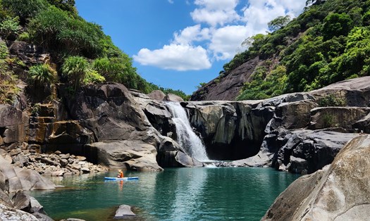 Những dòng suối từ rặng đèo Cả tạo thành hợp lưu của sông Bánh Lái thuộc địa phận xã Hòa Mỹ Tây huyện Tây Hòa, có độ cao 50m so với mực nước biển. Từ đó nước chảy trườn qua các lớp đá granite rồi xói xuống thành một vực sâu hoắm mà dân địa phương gọi là vực Phun.