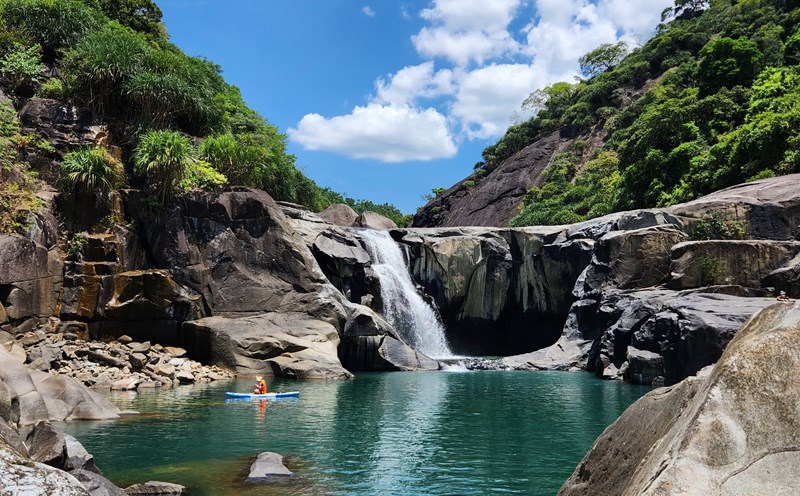 Những dòng suối từ rặng đèo Cả tạo thành hợp lưu của sông Bánh Lái thuộc địa phận xã Hòa Mỹ Tây huyện Tây Hòa, có độ cao 50m so với mực nước biển. Từ đó nước chảy trườn qua các lớp đá granite rồi xói xuống thành một vực sâu hoắm mà dân địa phương gọi là vực Phun.