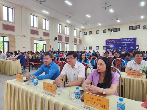 LĐLĐ tỉnh Hà Nam phối hợp với Văn phòng Đoàn ĐBQH tiếp xúc trên 250 cử tri là đoàn viên, công nhân lao động. Ảnh: Minh Hạnh 