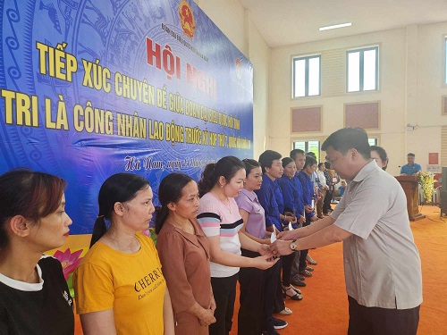 Phó Trưởng đoàn Đại biểu Quốc hội tỉnh Hà Nam - ông Phạm Hùng Thắng tặng quà công nhân có hoàn cảnh khó khăn. Ảnh: Minh Hạnh