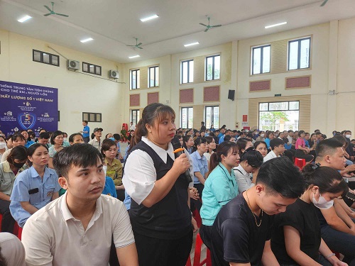Cử tri Trịnh Thị Bích Thảo – Công ty TNHH Dean Printing & Package kiến nghị xây nhà trẻ cho con công nhân. Ảnh: Minh Hạnh