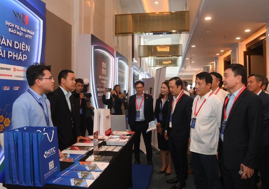 Thứ trưởng Bộ Công an Lương Tam Quang với các đại biểu tham quan gian trưng bày các sản phẩm an ninh mạng. Ảnh: Bộ Công an