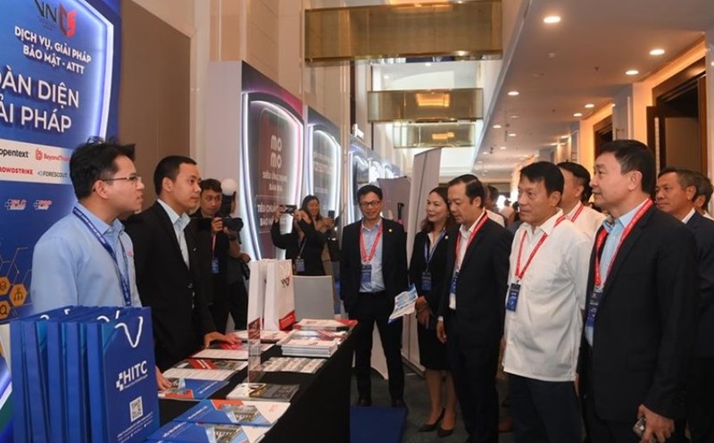 Thứ trưởng Bộ Công an Lương Tam Quang với các đại biểu tham quan gian trưng bày các sản phẩm an ninh mạng. Ảnh: Bộ Công an