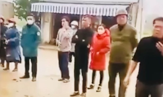 Nhiều người dân chứng kiến vụ việc Phó Chủ tịch UBND xã Kỳ Sơn (huyện Tân Kỳ, Nghệ An) có lời nói dọa bắn dân. Ảnh cắt từ video clip