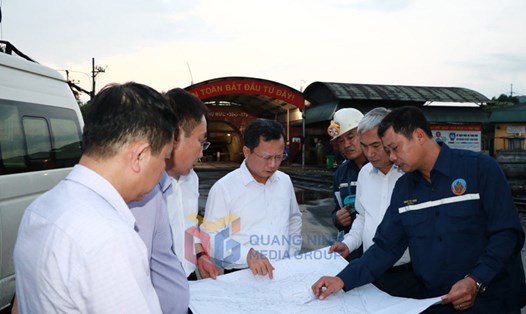 Ông Cao Tường Huy, Chủ tịch UBND tỉnh Quảng Ninh và lãnh đạo Tập đoàn Công nghiệp Than - Khoáng sản Việt Nam chỉ đạo triển khai công tác cứu hộ tại hiện trường vụ tai nạn. Ảnh: Hoàng Yến
