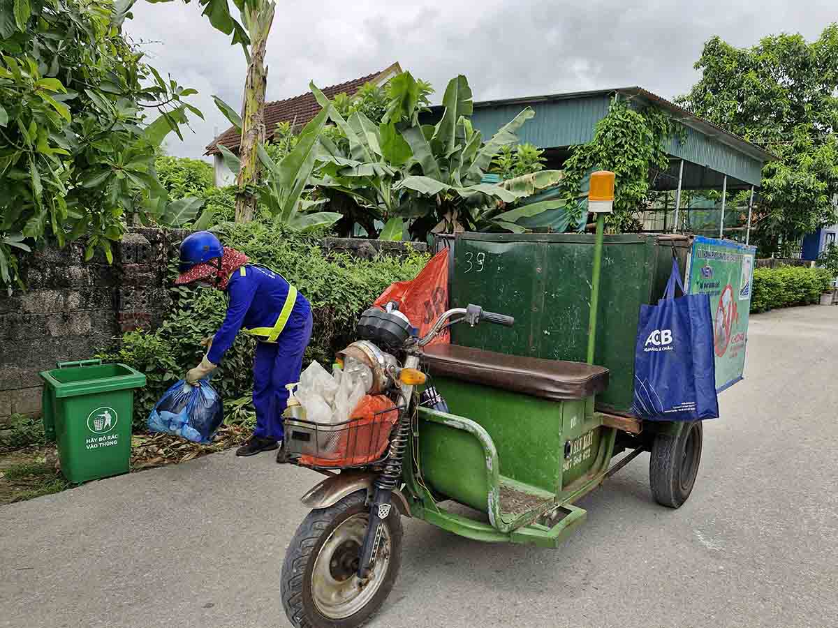 Chị Nguyễn Thị Hoài - Công ty Môi trường đô thị Hà Tĩnh sáng tạo vợt rác đang vớt cá chết tại hồ Bồng Sơn. Ảnh: Lê Văn Vỵ