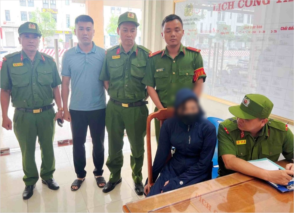 Tổ Công tác Trung tâm Cảnh sát 113 giải thích, thuyết phục chị H. từ bỏ ý định quyên sinh. Ảnh: Công an Hải Phòng