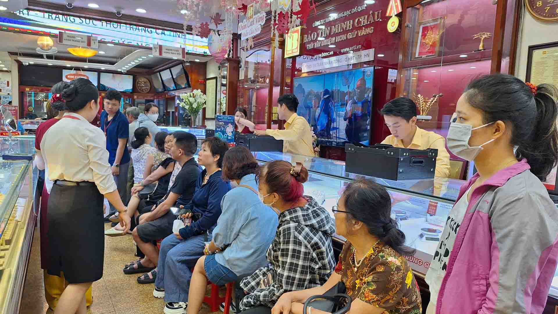 Khách hàng chờ giao dịch tại một cửa hàng vàng bạc đá quý ở Hà Nội. Ảnh: Đền Phú