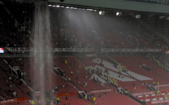 Tại sao Man United không sửa chữa dứt điểm mái che Old Trafford bị dột?