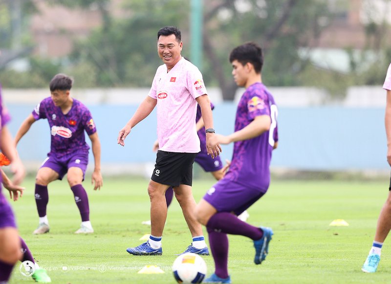 Huấn luyện viên Hứa Hiền Vinh dẫn dắt U19 Việt Nam. Ảnh: VFF