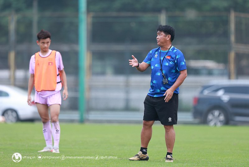 Huấn luyện viên Trần Minh Chiến dẫn dắt U16 Việt Nam. Ảnh: VFF