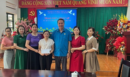 Lãnh đạo LĐLĐ thành phố Lào Cai trao trợ cấp cho đoàn viên trường mầm non Hoa Hồng. Ảnh: An Nhiên