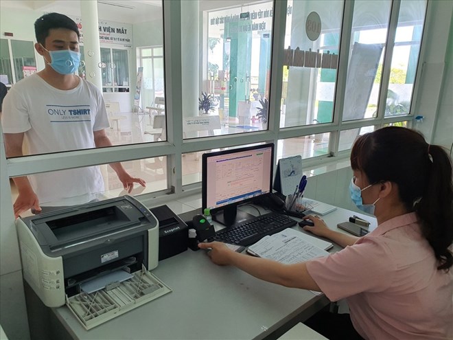 Người dân sử dụng hình ảnh thẻ BHYT trên ứng dụng VssID để đi khám chữa bệnh. Ảnh: BHXH