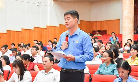Công nhân, lao động tỉnh Điện Biên nêu ý kiến tới đại biểu Quốc hội trước Kỳ họp thứ 7. Ảnh: Trần Nga