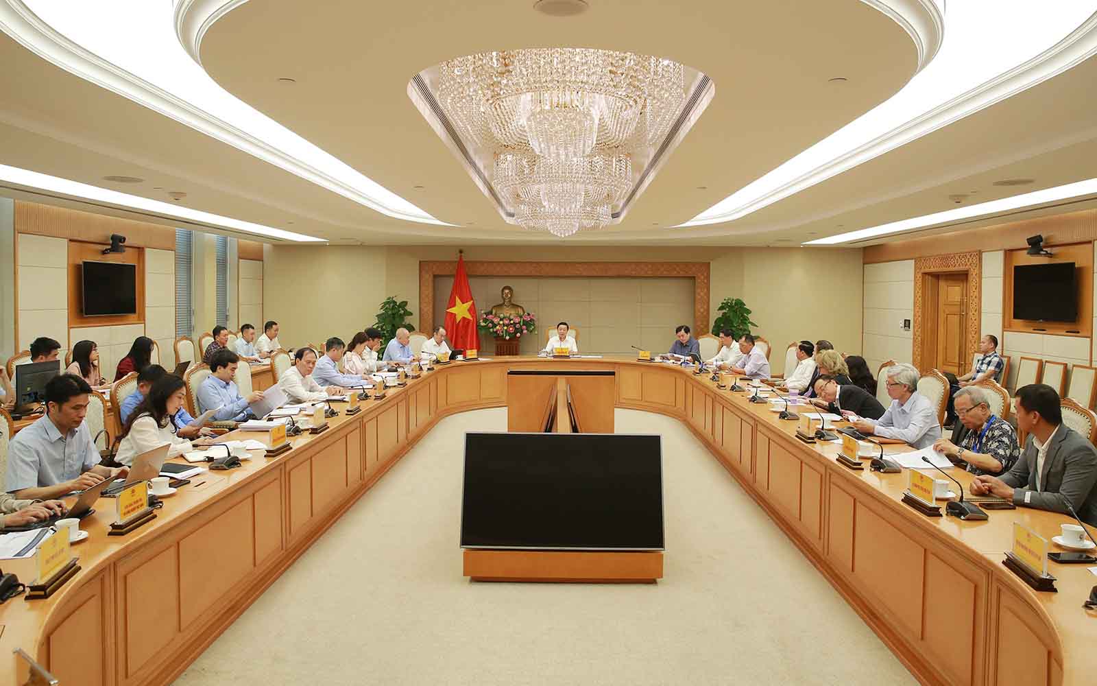 Cuộc họp về nội dung dự thảo Nghị định quy định về cơ chế mua bán điện trực tiếp (DPPA). Ảnh: VGP