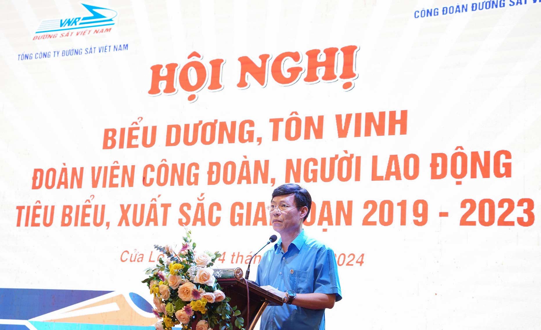 Ông Mai Thành Phương - Chủ tịch Công đoàn ĐSVS phát biểu khai mạc hội nghị. Ảnh: Duy Chương.