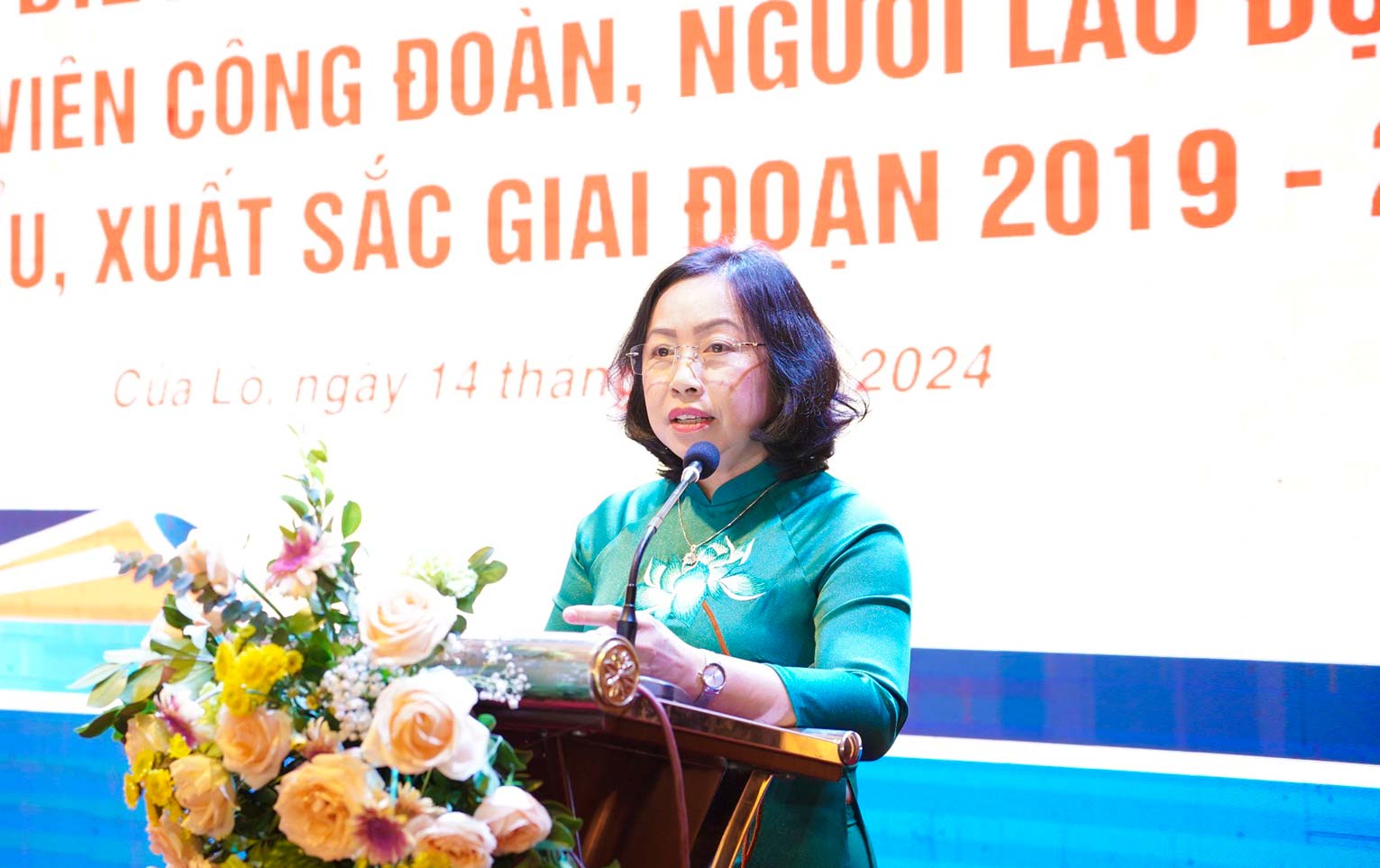 Bà Thái Thu Xương - Phó Chủ tịch Tổng Liên đoàn Việt Nam phát biểu chỉ đạo tại hội nghị. Ảnh: Duy Chương.