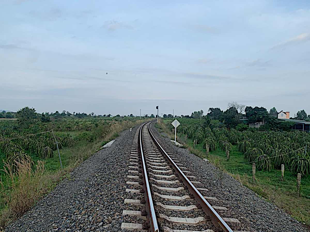 Một đoạn đường sắt gần ga Bình Thuận. Ảnh: Duy Tuấn 